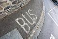 Nächster Morgen, Pinselstriche auf dem Boden, eine Bushaltestelle. Noch kurz die Hand rausstrecken und schon hält der Bus.